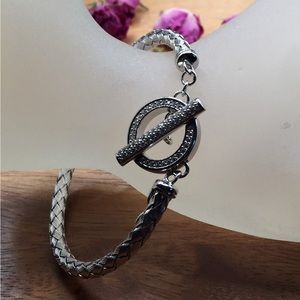 Silver bangle with cubic zirconia closure